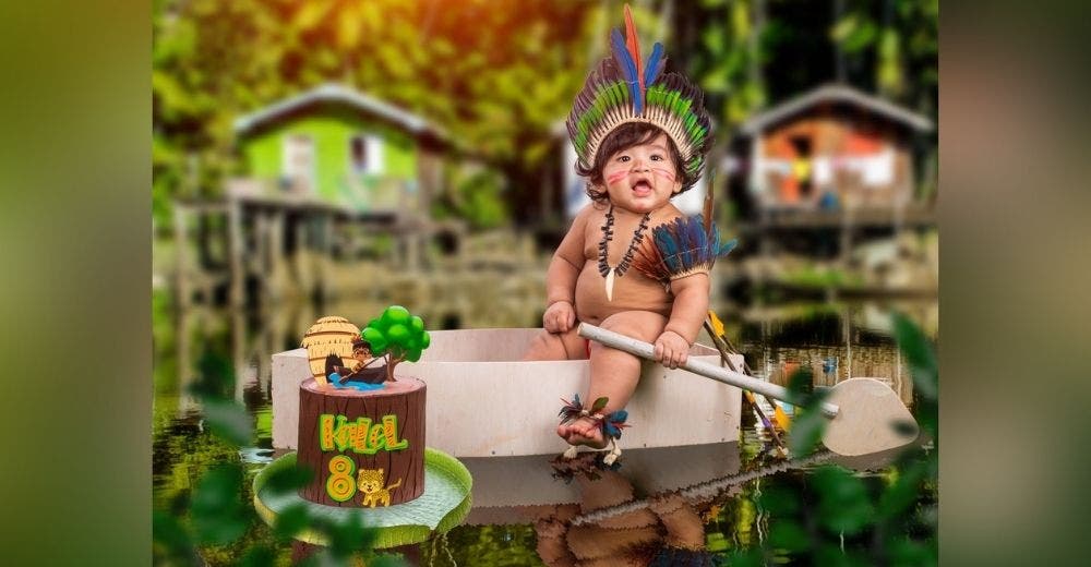 Celebra sus 8 meses de vida en agua del Amazonas para honrar sus raíces indígenas