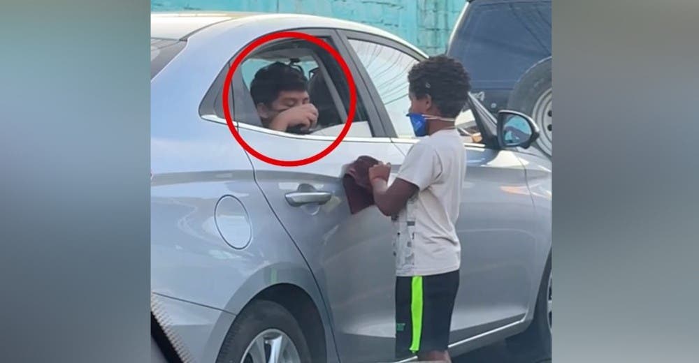 Le regala su juguete al humilde niño que limpia cristales en la calle para sobrevivir Le regala su juguete al humilde niño que limpia cristales en la calle para sobrevivir