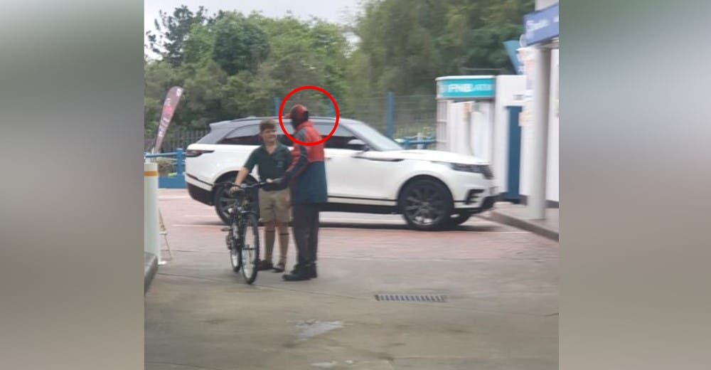 Un niño le entrega todos sus ahorros al humilde empleado de la gasolinera que lo ayudó Un niño le entrega todos sus ahorros al humilde empleado de la gasolinera que lo ayudó