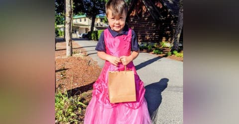Le pide a su papá que difunda su foto con vestido rosa para que otros niños no tengan miedo