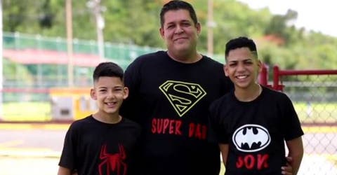 «Es lo mejor que me ha pasado en la vida» – Un hombre soltero adopta a 2 hermanitos desamparados