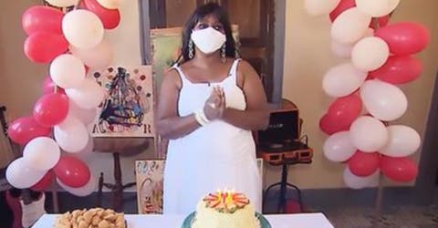 Celebra por primera vez su cumpleaños tras 38 años aislada en casa de quienes «la adoptaron»