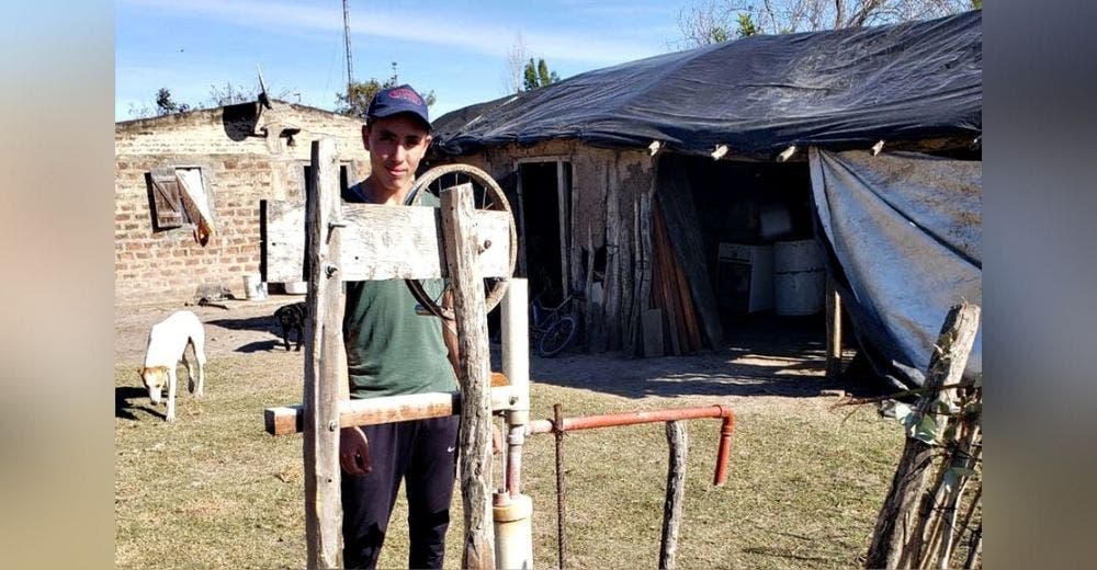 Solamente con una pala construye un pozo para que su humilde familia pudiera tener agua potable Solamente con una pala construye un pozo para que su humilde familia pudiera tener agua potable