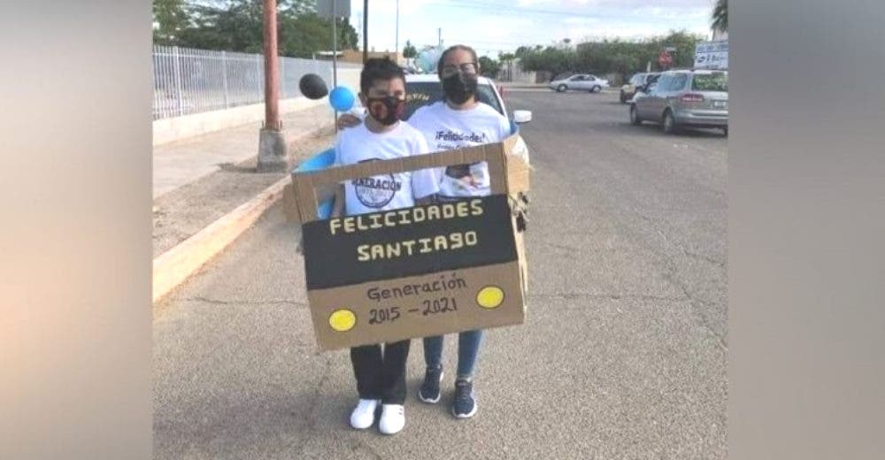 Lleva a su hijo a su caravana de graduación en un humilde auto de cartón hecho por ella Lleva a su hijo a su caravana de graduación en un humilde auto de cartón hecho por ella