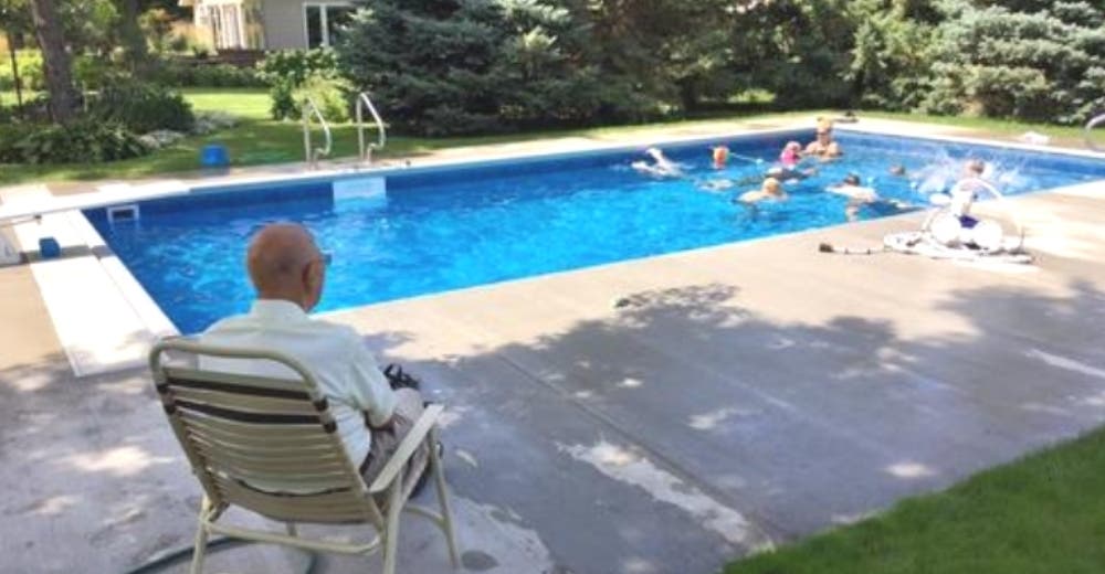 A sus 94 años, tras perder a su esposa hace una piscina en su jardín para los niños del barrio