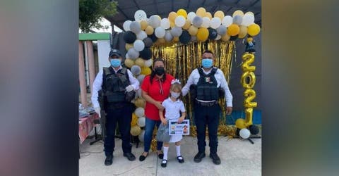 Los policías apadrinan a la humilde niña que acudía caminando a su graduación