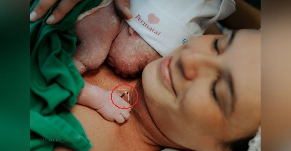 Celebra la llegada de su segundo bebé que nació junto al DIU que usaba