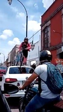 Ciclista pasa por encima del vehículo que obstaculiza el carril para las bici