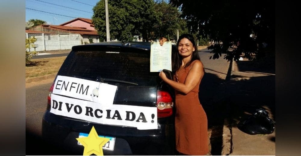 «Al fin divorciada» – Celebra que terminó su relación de 10 años con un cartel en su auto