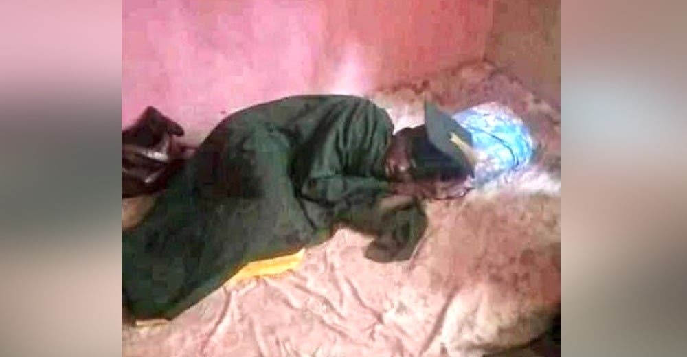 Duerme con la ropa que usó en su graduación porque está muy orgulloso de haberlo logrado Duerme con la ropa que usó en su graduación porque está muy orgulloso de haberlo logrado