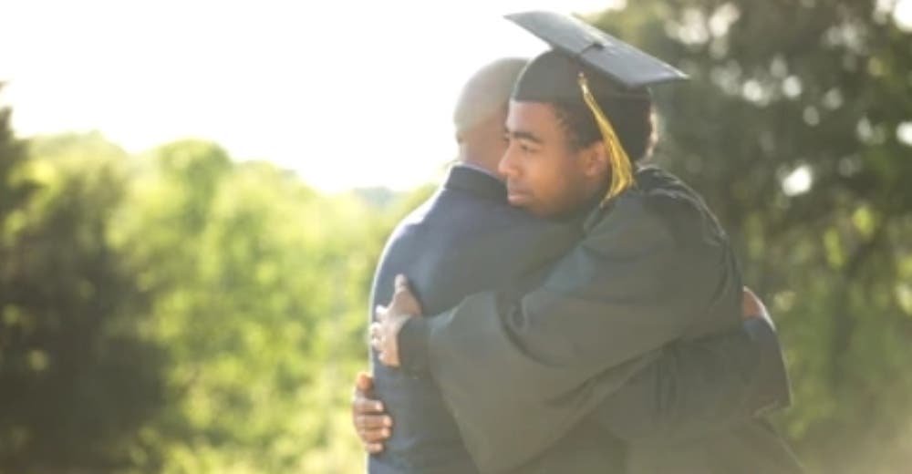 Celebra emocionado que pudo terminar su carrera aunque era muy pobre para estudiar Celebra emocionado que pudo terminar su carrera aunque era muy pobre para estudiar