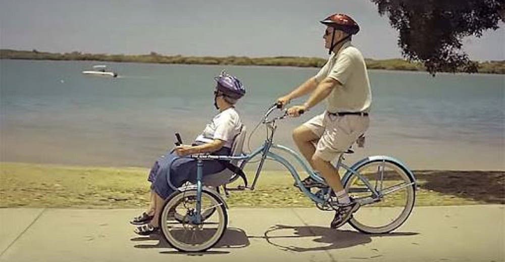 Un hombre crea una bicicleta especial para pasear con su esposa con Alzheimer