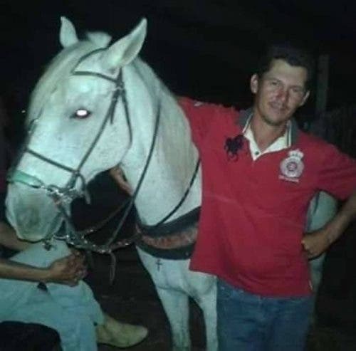 Caballo llega al funeral de su mejor amigo humano