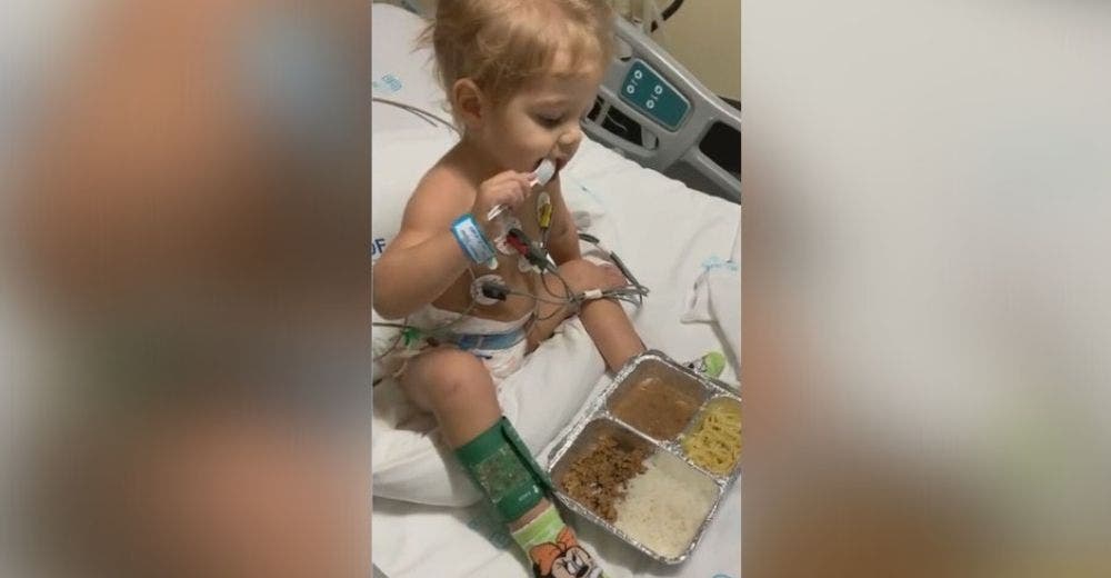 Los bomberos celebran el rescate de un niño de 2 años atrapado con su familia