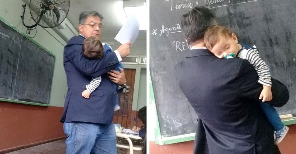 Un profesor cuida del bebé de una de sus alumnas para que ella pueda tomar su clase