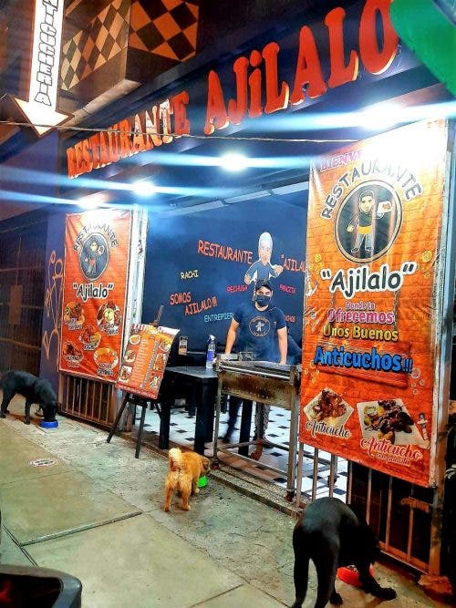 Restaurante peruano Ajilalo alimenta a perritos callejeros