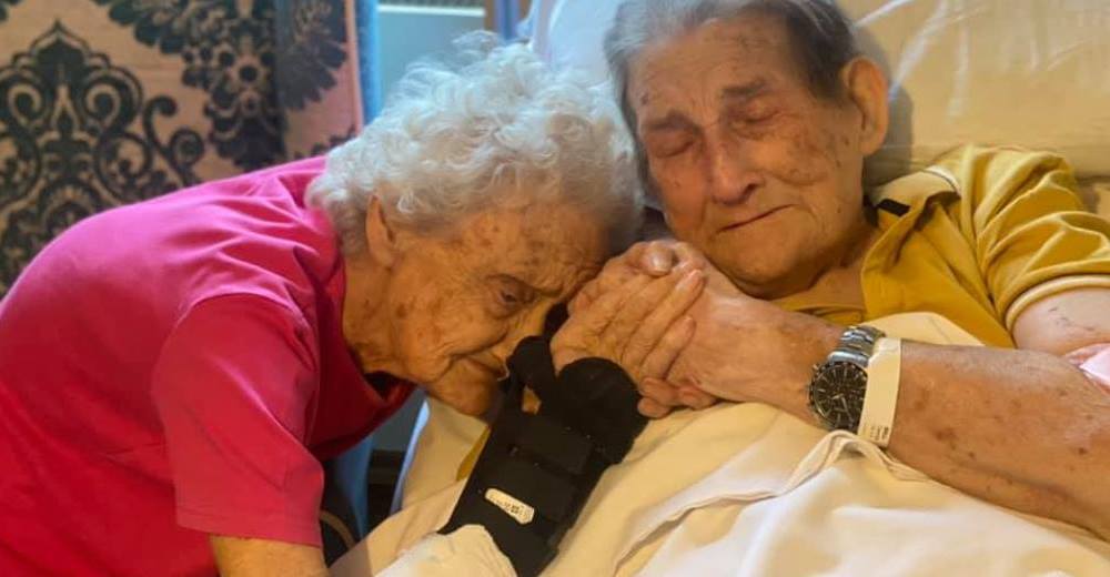 Lloran de emoción al reencontrarse en una residencia de ancianos tras 100 días sin verse
