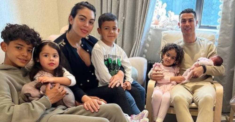 Cristiano y Georgina reúnen fuerzas para presentar a su bebé recién nacida Cristiano y Georgina reúnen fuerzas para presentar a su bebé recién nacida