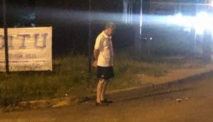 Padre de 72 años espera cada noche a su hija en la parada del autobús