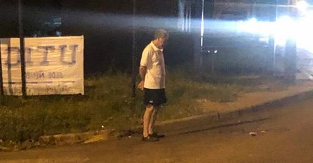 Padre de 72 años espera cada noche a su hija en la parada del autobús