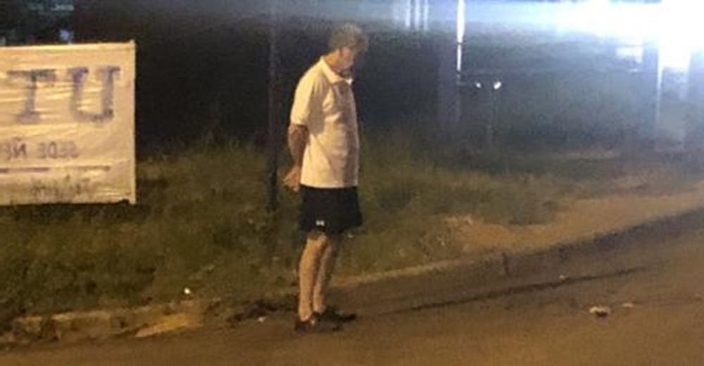 Padre de 72 años espera cada noche a su hija en la parada del autobús y se hace viral Padre de 72 años espera cada noche a su hija en la parada del autobús y se hace viral