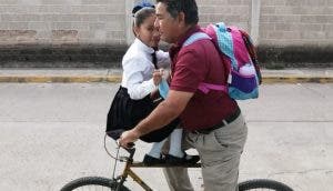 Abuelito tuvo que llevar a su nieta bien arreglada a la escuela en bicicleta y ella reaccionó