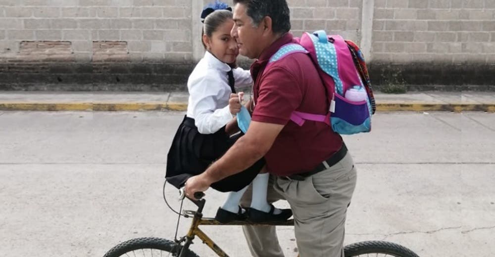 Abuelito tuvo que llevar a su nieta bien arreglada a la escuela en bicicleta y ella reaccionó