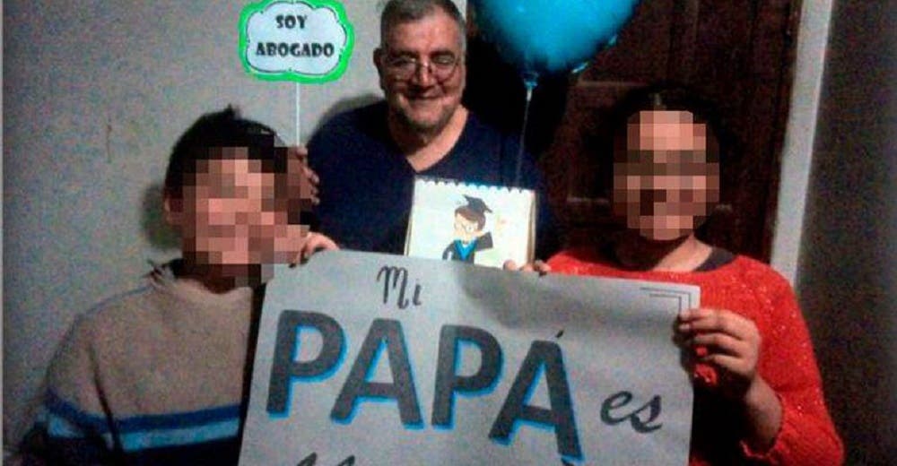 Carlos, el humilde padre soltero que logró titularse de abogado tras 22 años de lágrimas y lucha