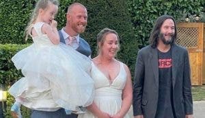 Keanu Reeves aparece por sorpresa en la boda de una pareja que conoció en un bar