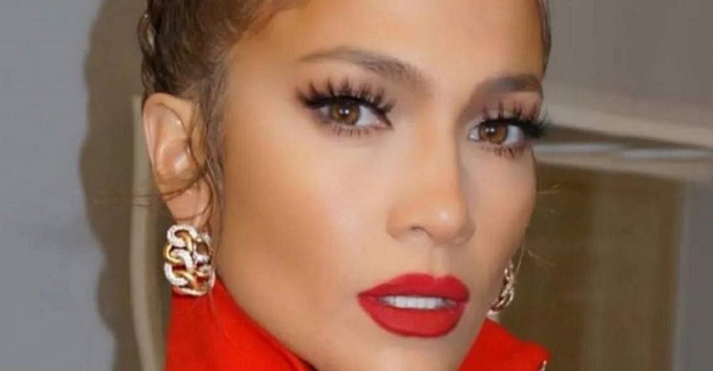 A sus 52 años, Jennifer Lopez deja sin palabras al posar en la playa sin gota de maquillaje
