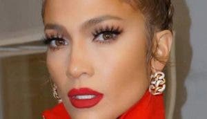 A sus 52 años, Jennifer Lopez deja sin palabras posando en la playa sin nada de maquillaje