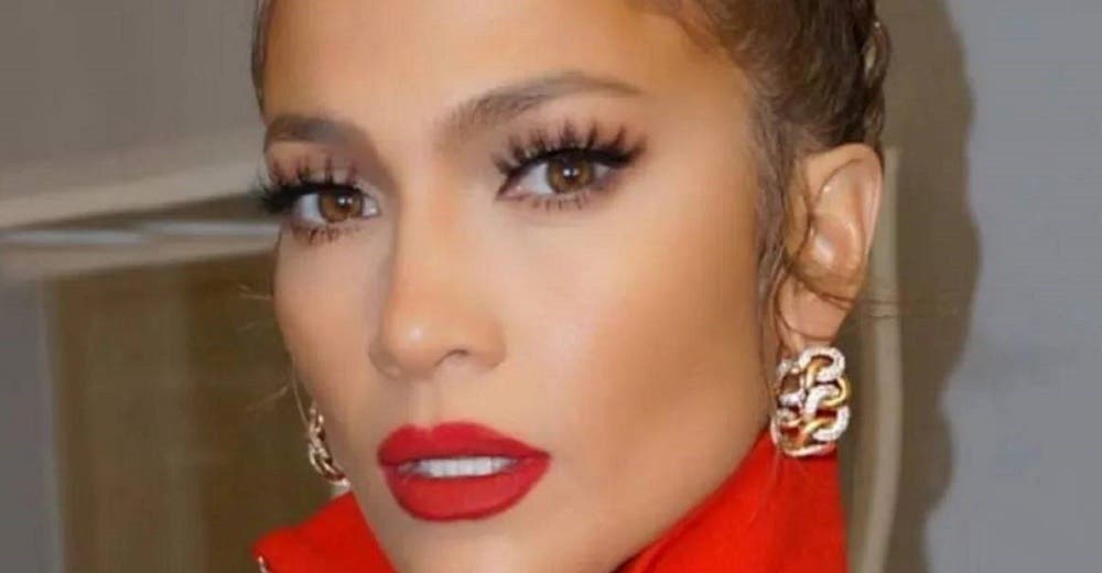 Jennifer Lopez, a sus 52 años deja sin palabras al posar en la playa sin gota de maquillaje Jennifer Lopez, a sus 52 años deja sin palabras al posar en la playa sin gota de maquillaje