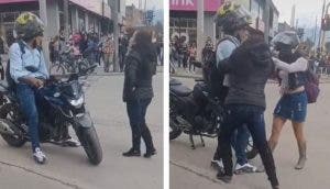 Mujer baja a su esposo y a la amante de la moto que ella le compró: “Esa moto es mía”