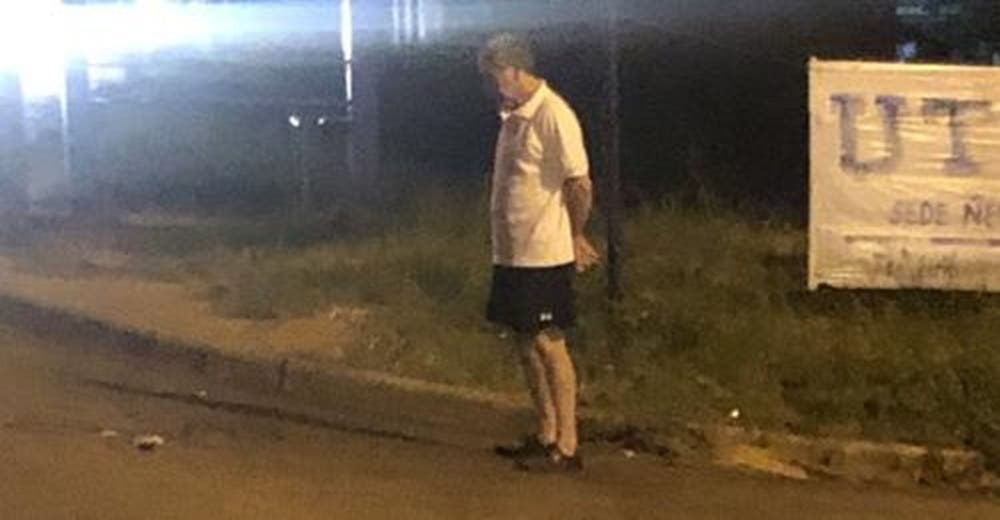 Papá de 72 años espera a su hija todas las noches en una parada de autobús y se hace viral