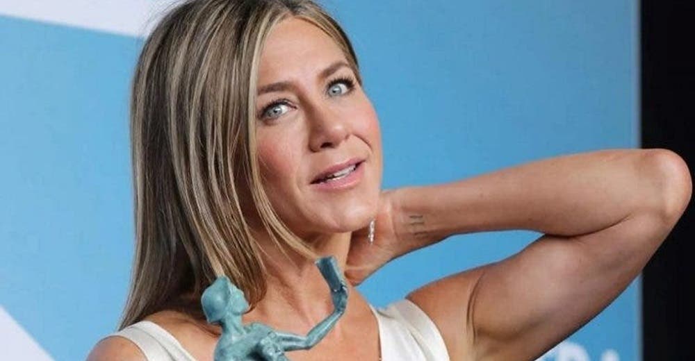 Jennifer Aniston planta cara a Carolina Herrera al posar en minifalda con 53 años Jennifer Aniston planta cara a Carolina Herrera al posar en minifalda con 53 años