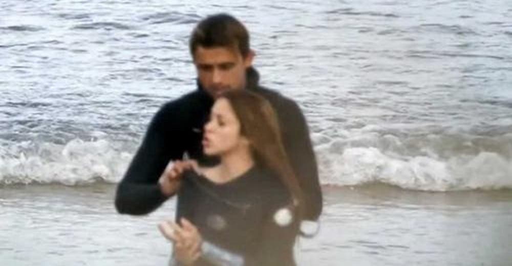 Shakira, pillada haciendo surf junto a un apuesto chico rubio: «Ayudándola con el traje»