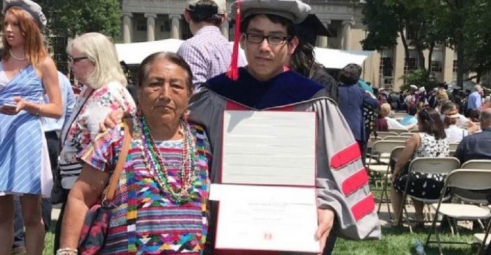 Joven que vendía frutas y verduras se graduó de doctor en Estados Unidos