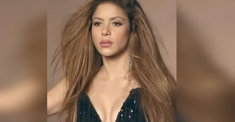 Shakira más hermosa que nunca al posar con despampanante vestido de Carolina Herrera