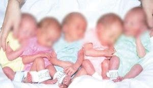 Padres de unos quintillizos deciden regalar a 4 de sus bebés y les llueven las críticas