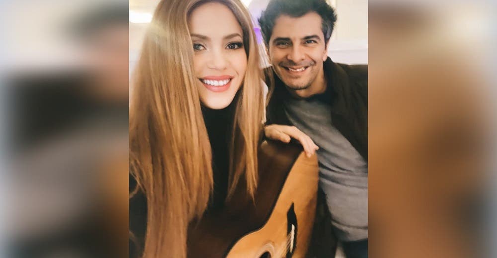 Shakira sonríe con guitarra en mano y junto a quien en sus mejores tiempos hacía poesía pura
