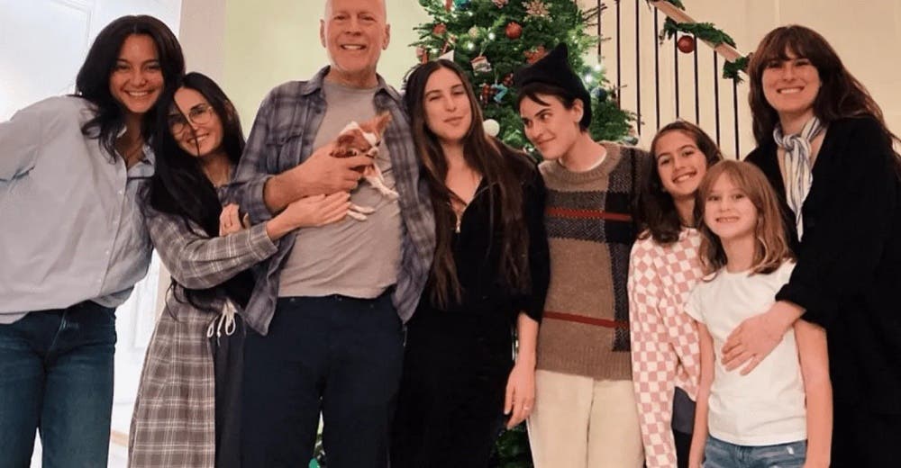 Esposa de Bruce Willis niega rumor de que Demi Moore se mudó a su casa para cuidar de él