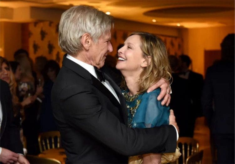 Harrison Ford abrazando a su esposa