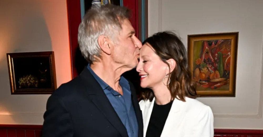 Harrison Ford no deja de dar besos a su esposa tras 21 años juntos, adoptó al único hijo de ella