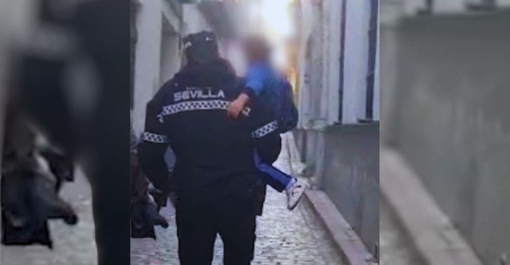 Policía lleva a un niño de 3 años en brazos al colegio para que no llegue tarde a su excursión