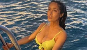 Salma Hayek vuelve a ser inspiración luciendo diminuto bikini amarillo a los 50