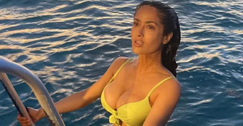 Salma Hayek deja a todos boquiabiertos luciendo diminuto bikini amarillo a los 50