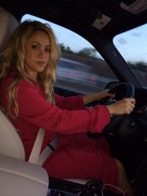 Shakira manejando su auto