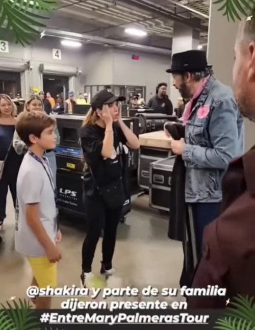 Shakira abrazando a Juan Luis Guerra